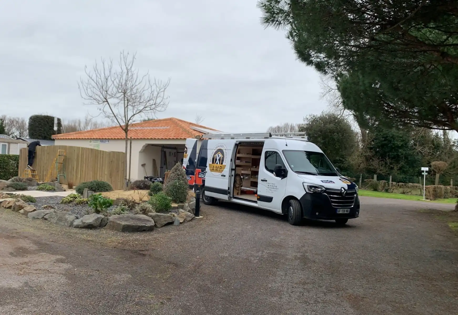 Camion AMP Artisan Menuisier Plaquiste à La Barre-de-Monts